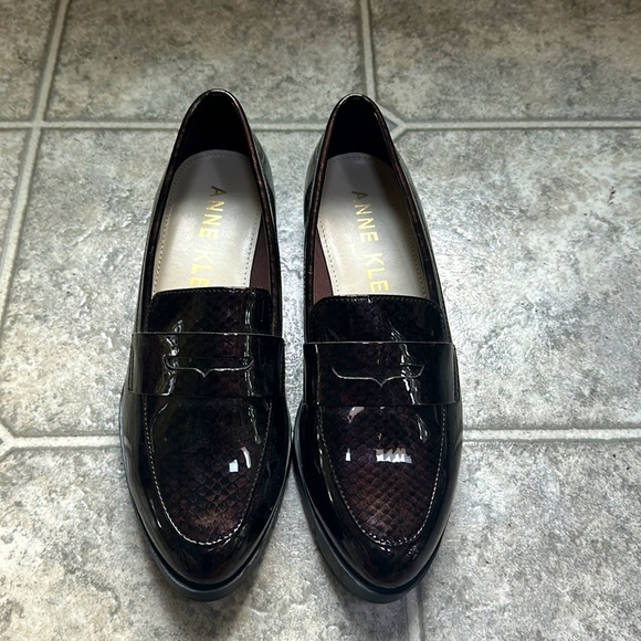 Lightly Used, polished, Annie Klein brand shoes - Picture 2 of 5
